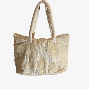 Shade & Shore Tote Bag beach bag l White with textured leaves on one side